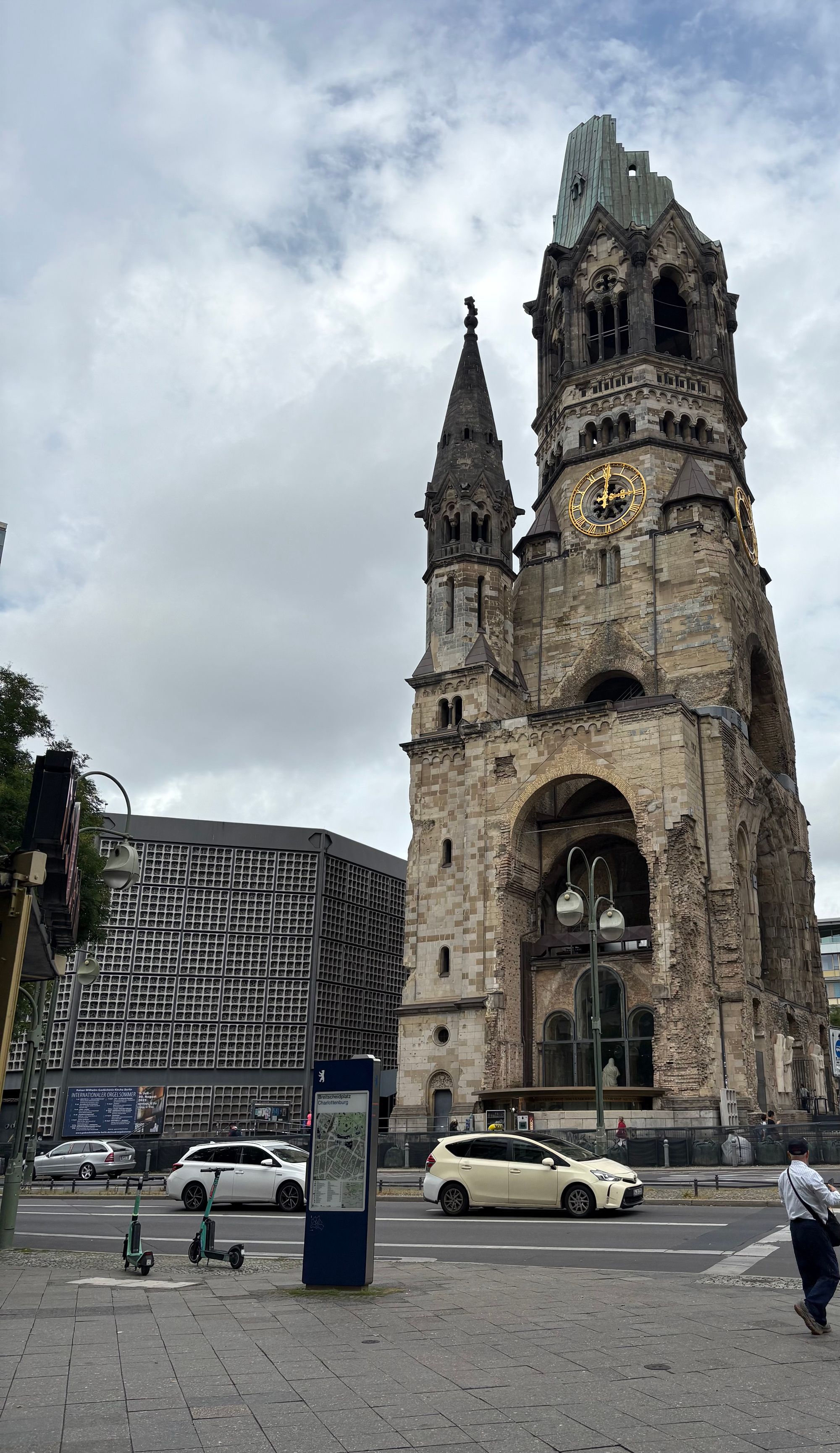 KaDewe, a church, and a palace